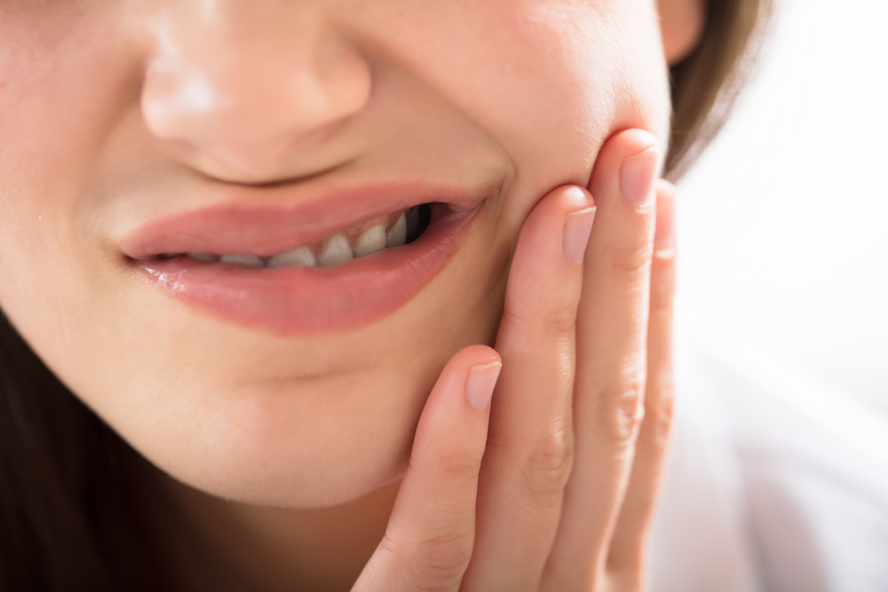 歯ぎしり・食いしばりをする人はインプラント治療可能？
