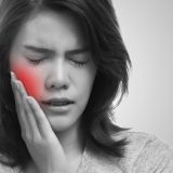 インプラントは歯肉炎になりやすい？原因や対策方法を解説