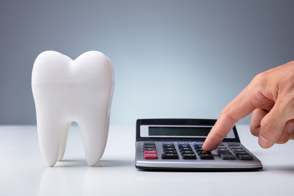 奥歯2本をインプラント治療する場合の費用相場