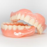 入れ歯を使用すると喋りにくくなる原因と改善する方法を解説
