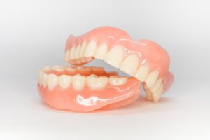 入れ歯を使用すると喋りにくくなる原因と改善する方法を解説