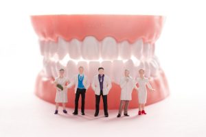 インプラント治療後に歯や歯ぐきが変色する？理由や対策方法を解説
