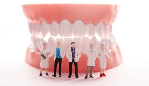 インプラント治療後に歯や歯ぐきが変色する？理由や対策方法を解説