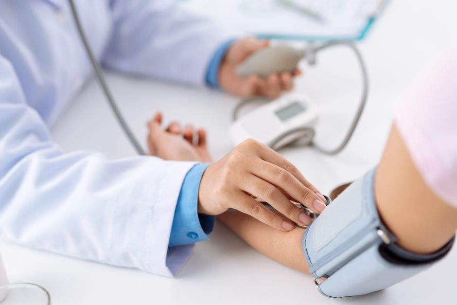 高血圧患者でもインプラント治療は可能？注意点も解説