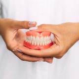 入れ歯の装着時に痛みが生じる主な原因と対処法を解説