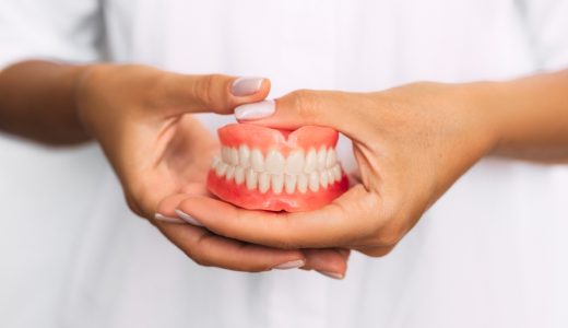入れ歯の装着時に痛みが生じる主な原因と対処法を解説