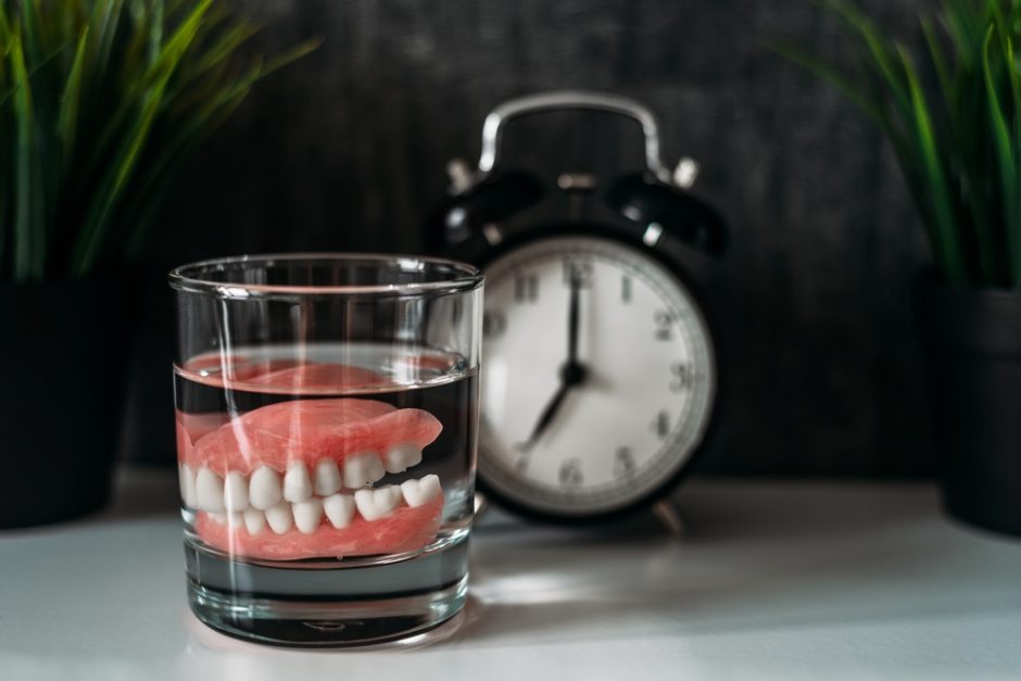 入れ歯の寿命（耐用年数）は何年？少しでも延ばす方法も解説