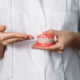 審美歯科（保険外・自費）による入れ歯の費用を解説