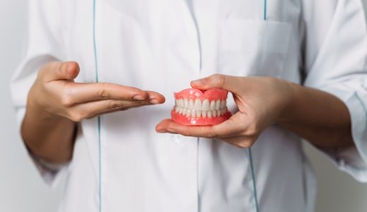 審美歯科（保険外・自費）による入れ歯の費用を解説