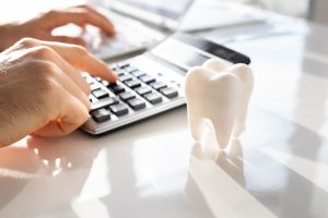 自費診療の入れ歯を製作する際の費用相場